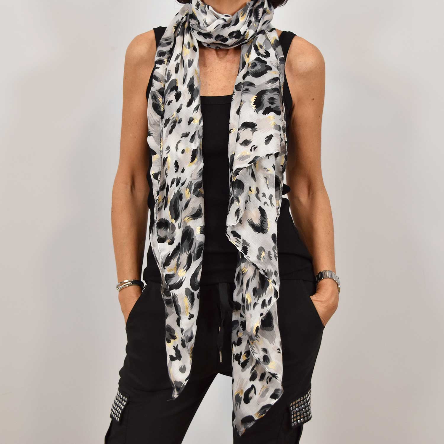 Grey leopard shiny foulard