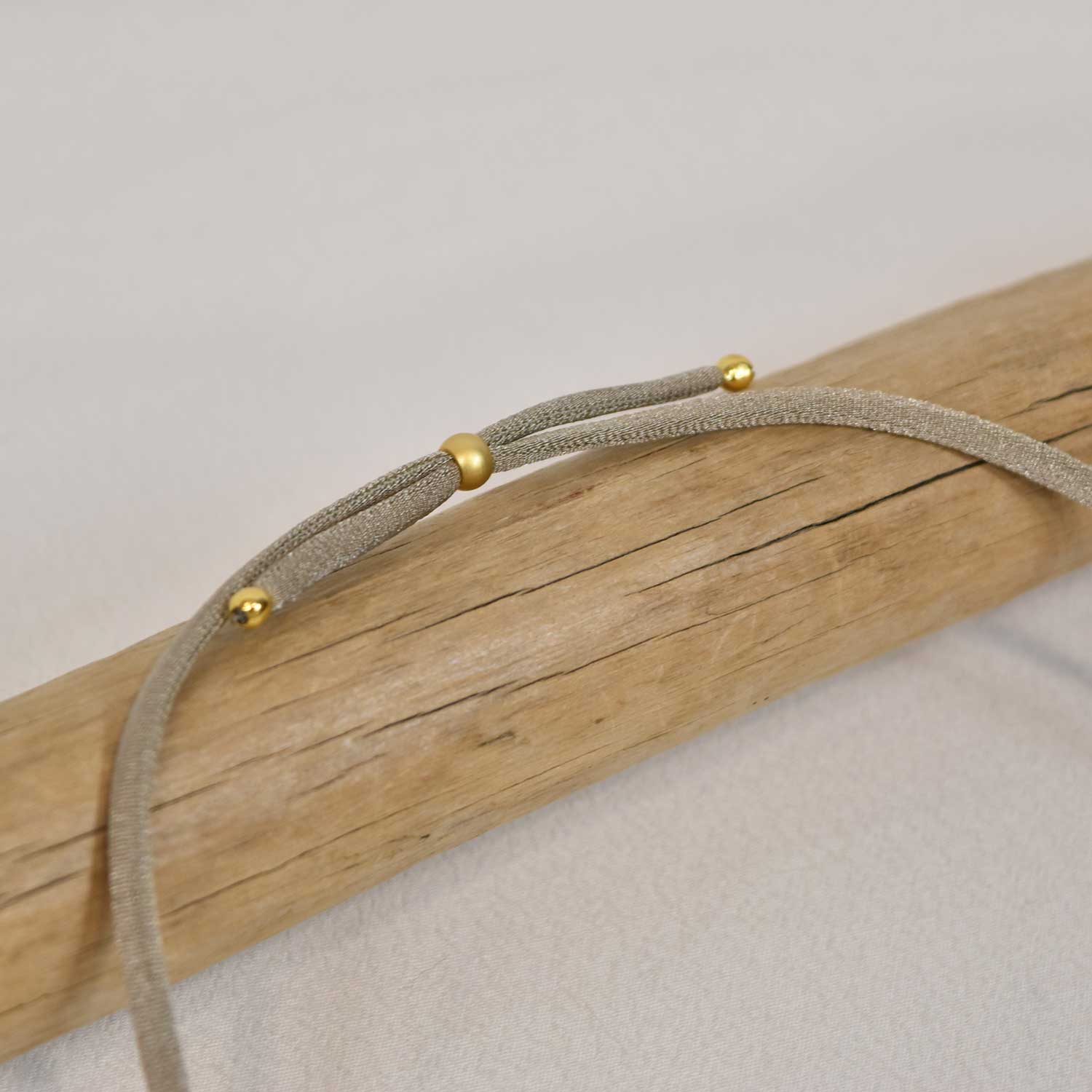 Taupe golden elastic necklace