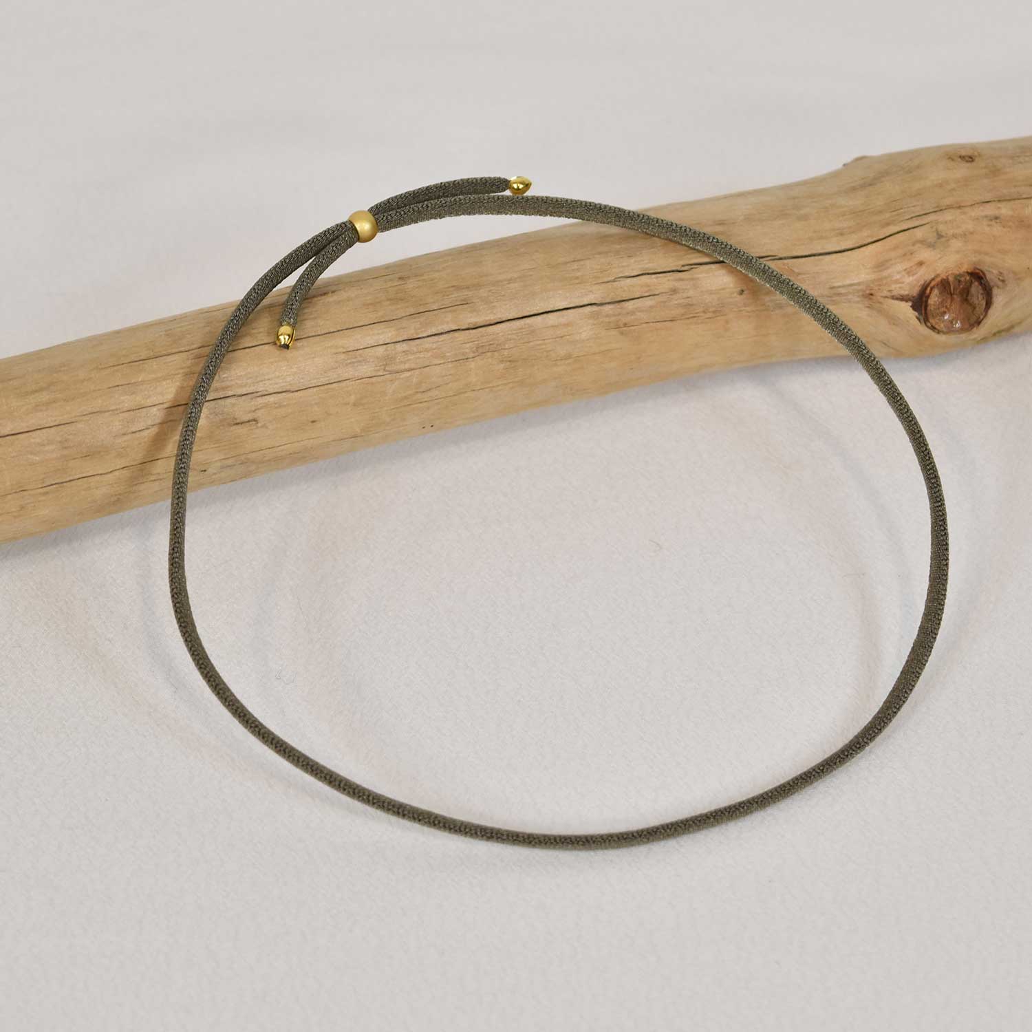 Kaki golden elastic necklace