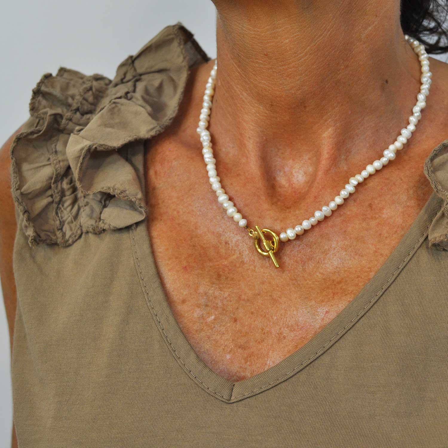 Pearls closing necklace