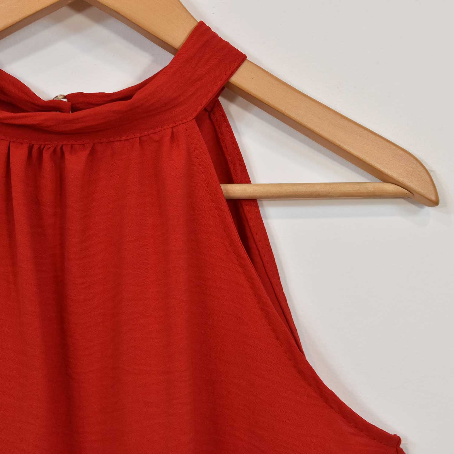 Top halter bouton rouge