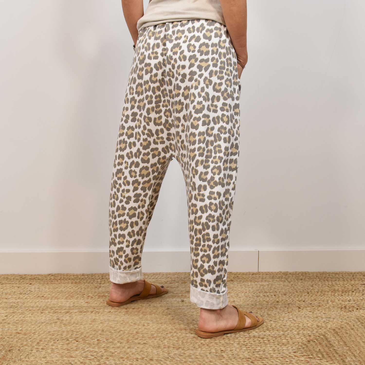 Pockets leopard jogger pants
