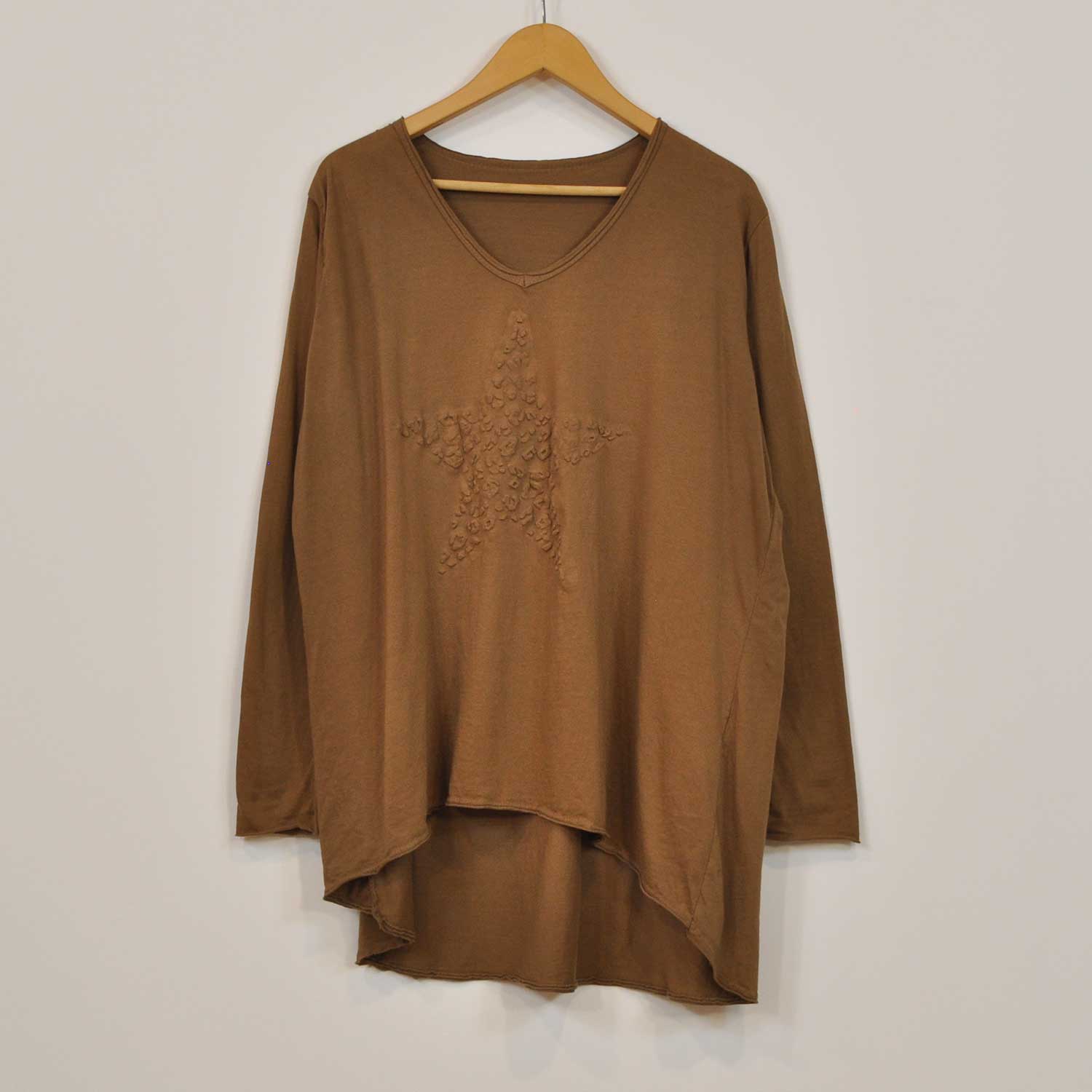 Brown stars relief t-shirt