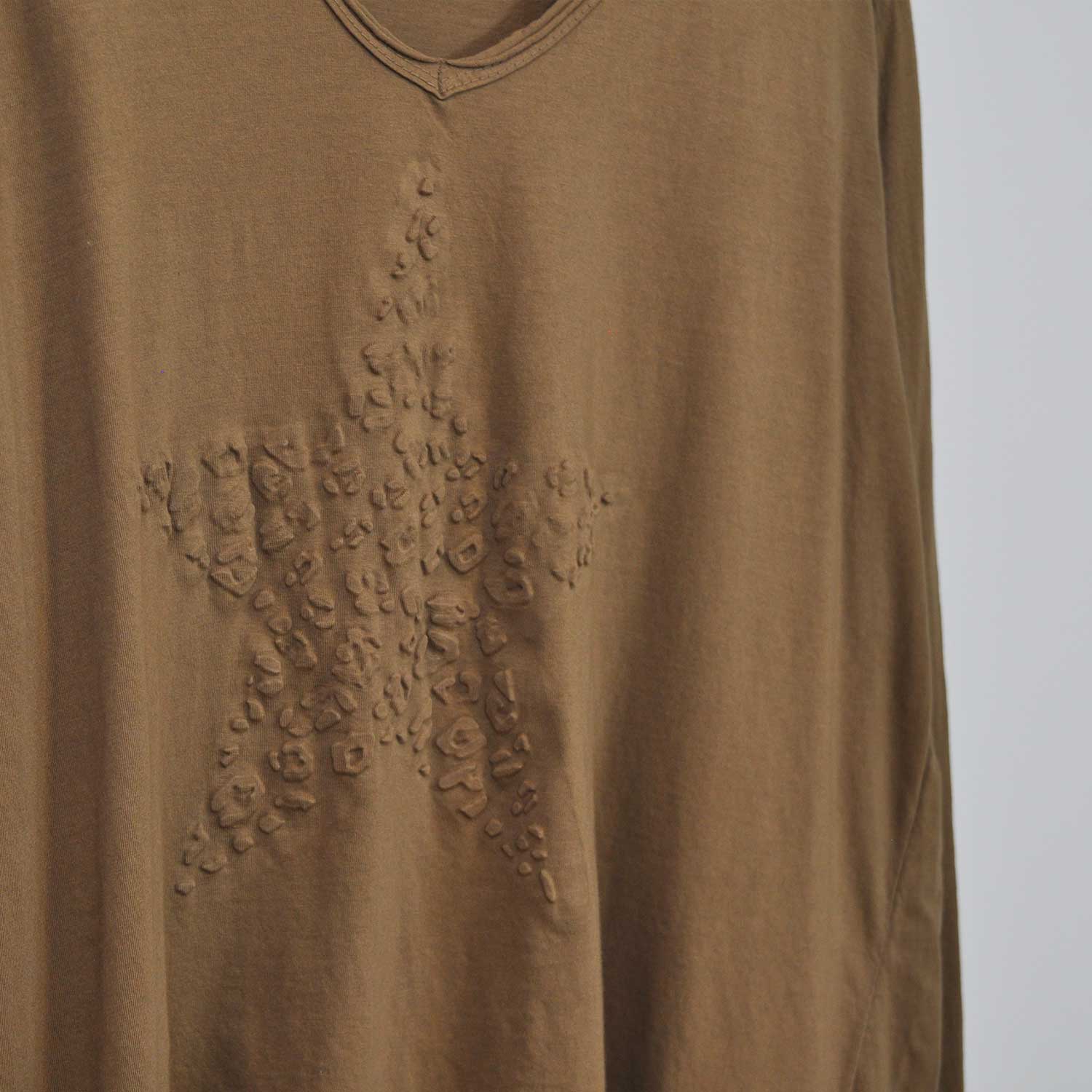Brown stars relief t-shirt