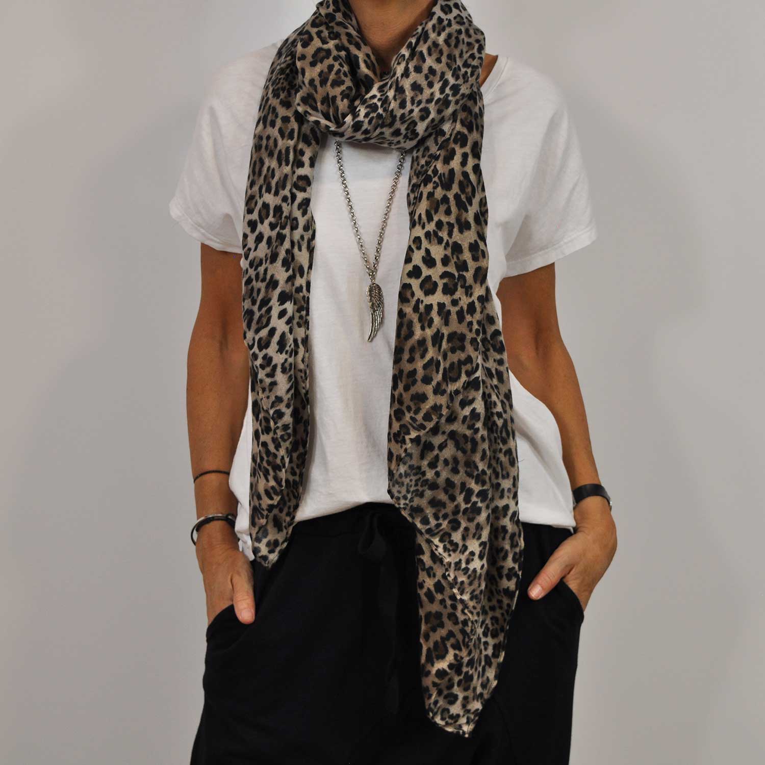Beige leopard foulard