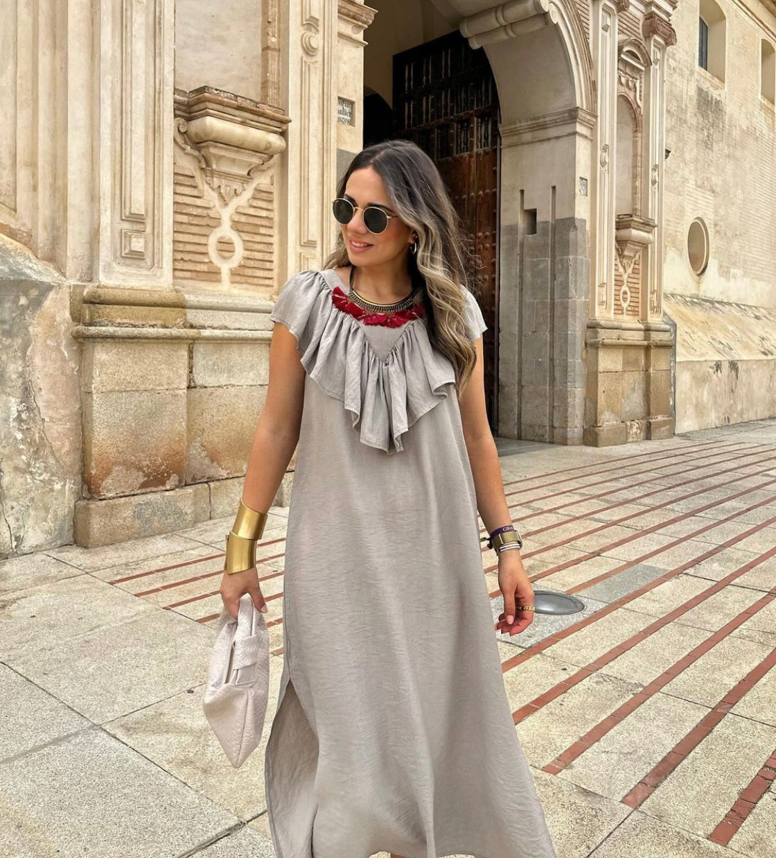 Vestido escote volante taupe