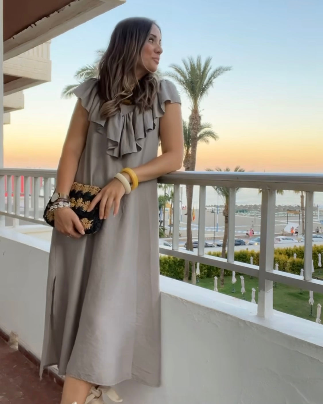 Vestido escote volante taupe