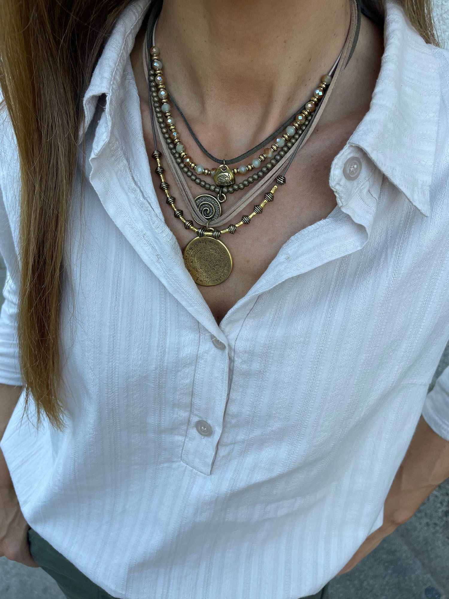 Beige and golden layered necklace
