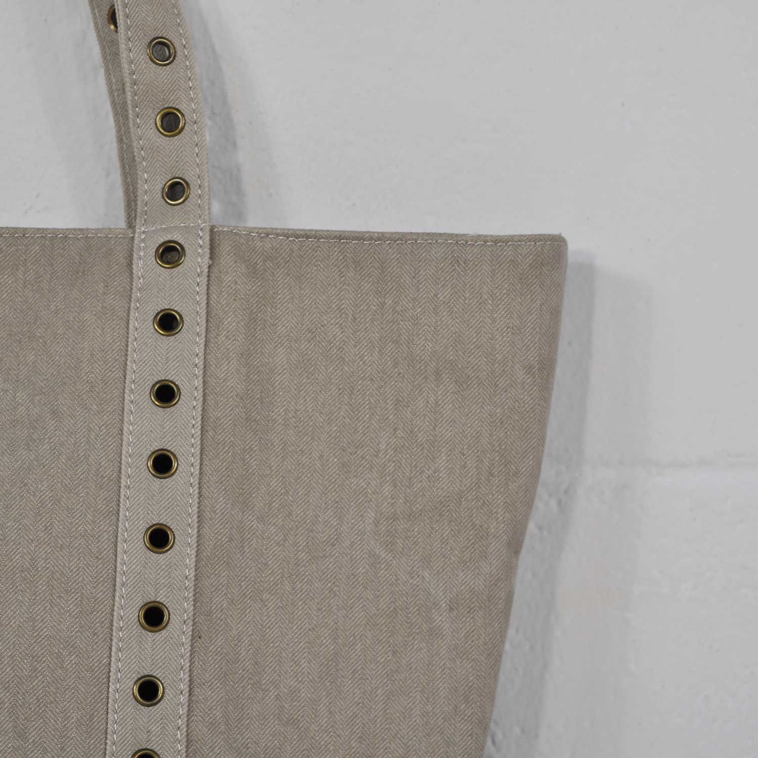 Canvas bag with studs