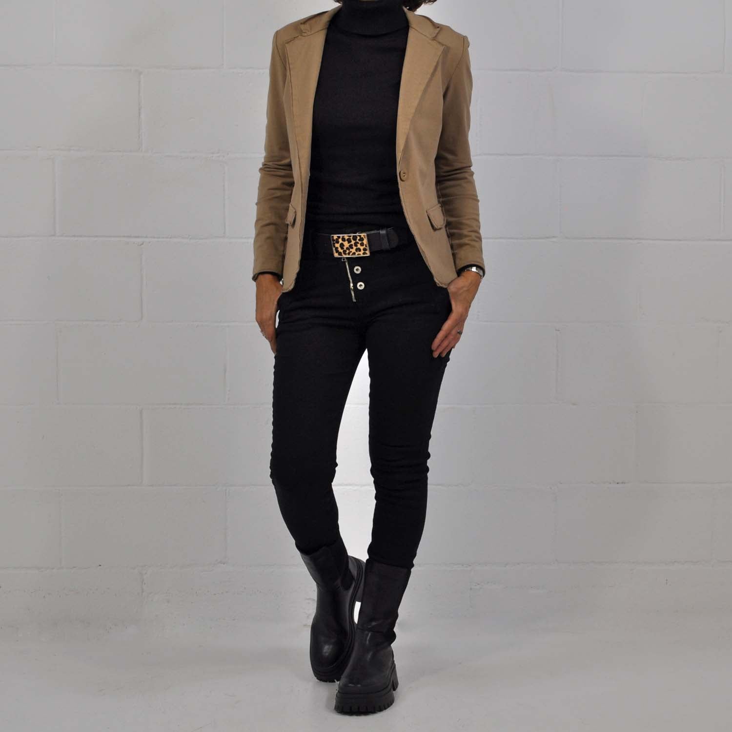 Pantalon Beige Blusas Con Saco Negro Pantalon Beige Camisa Negra
