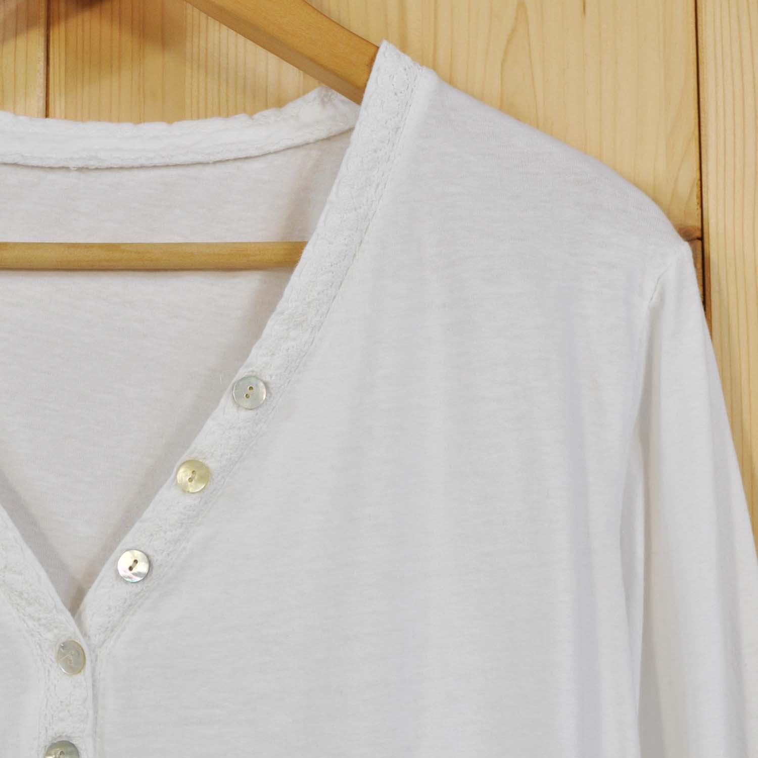 Camiseta escote botones puntilla blanca