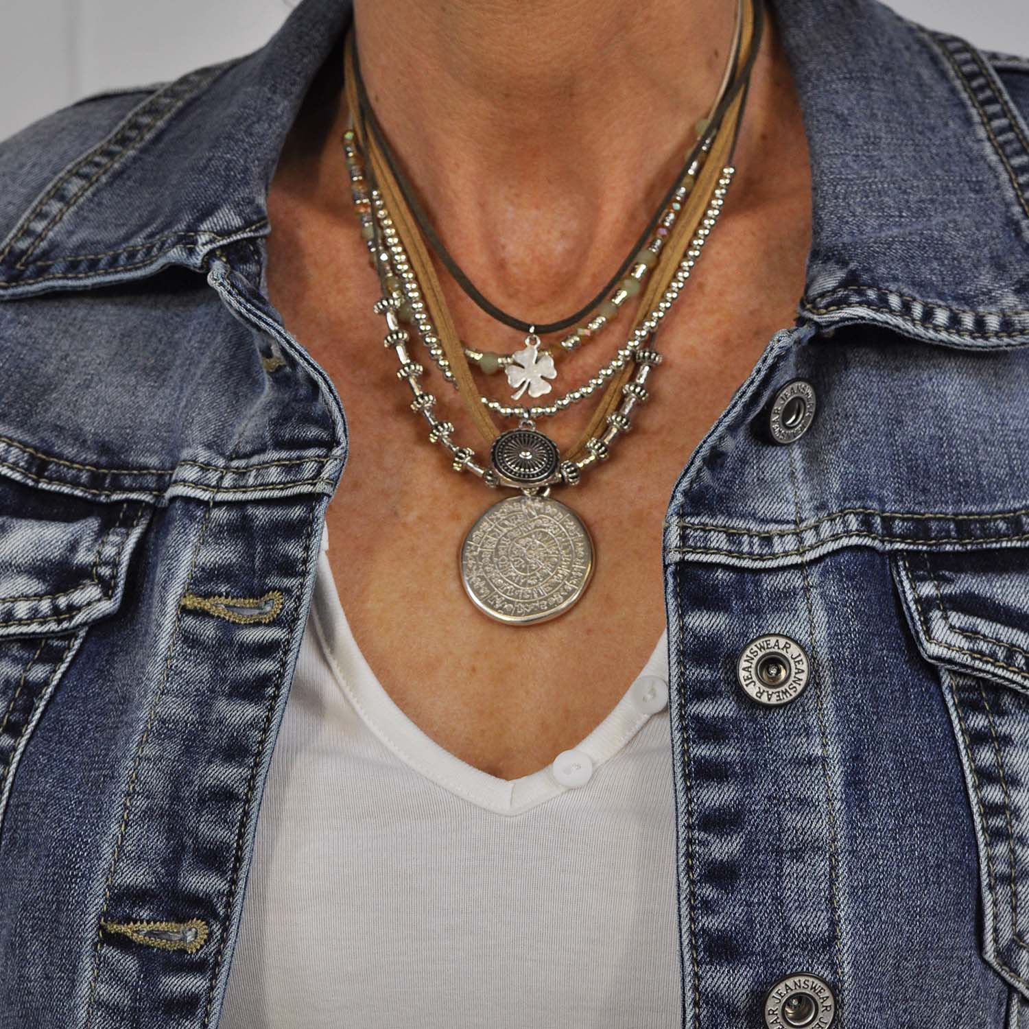 Silvery and beige layered necklace