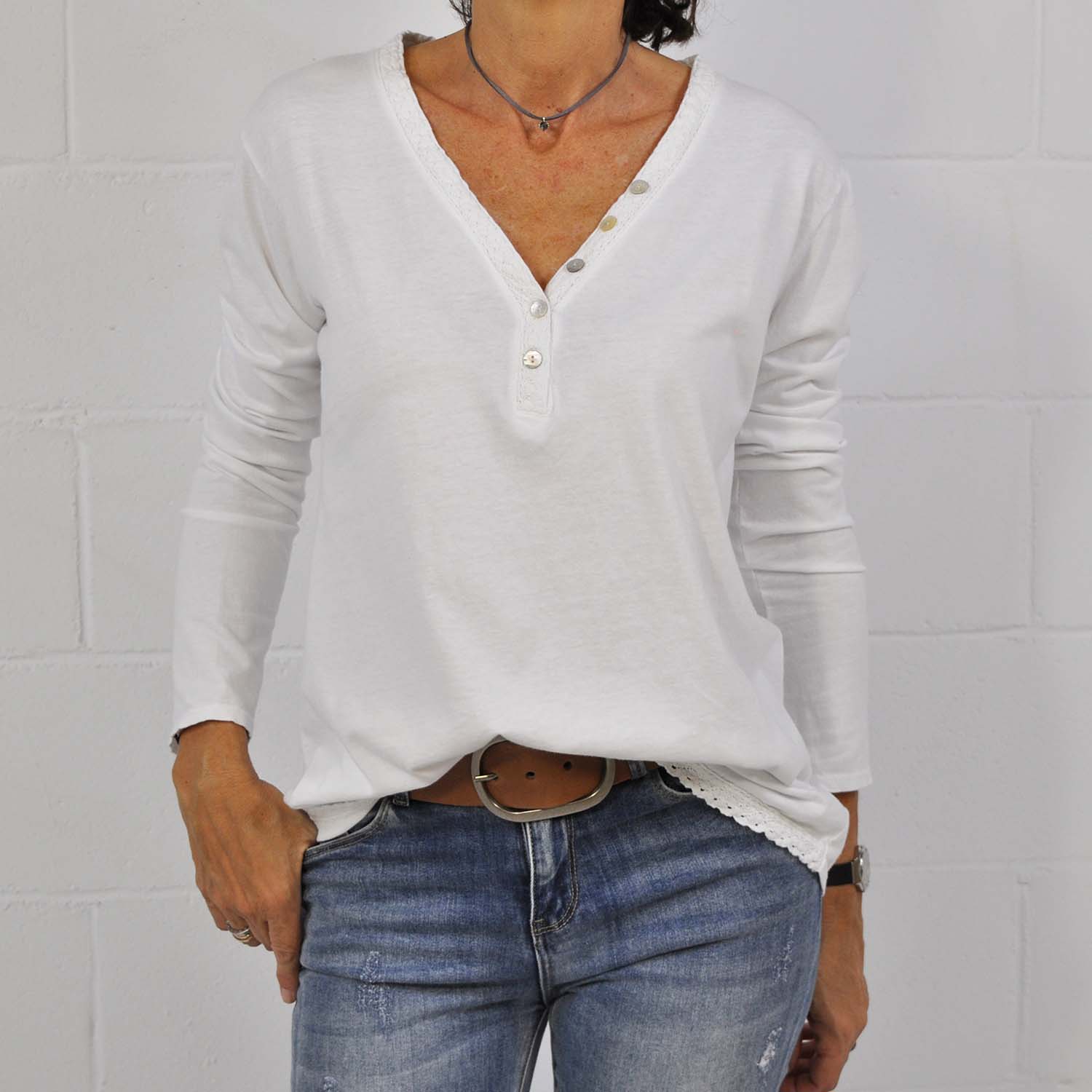 Camiseta escote botones puntilla blanca – The Amisy Company