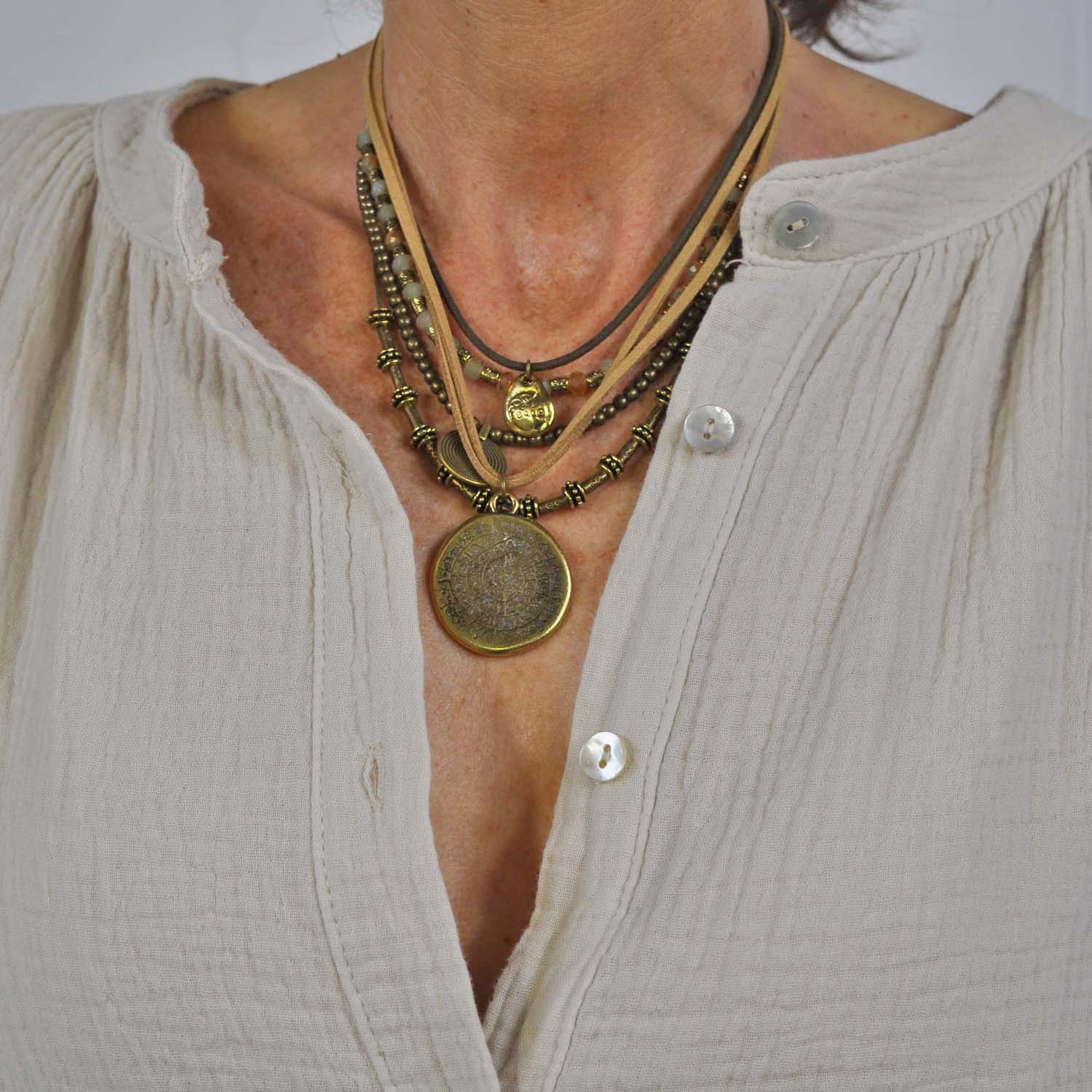 Beige and golden layered necklace
