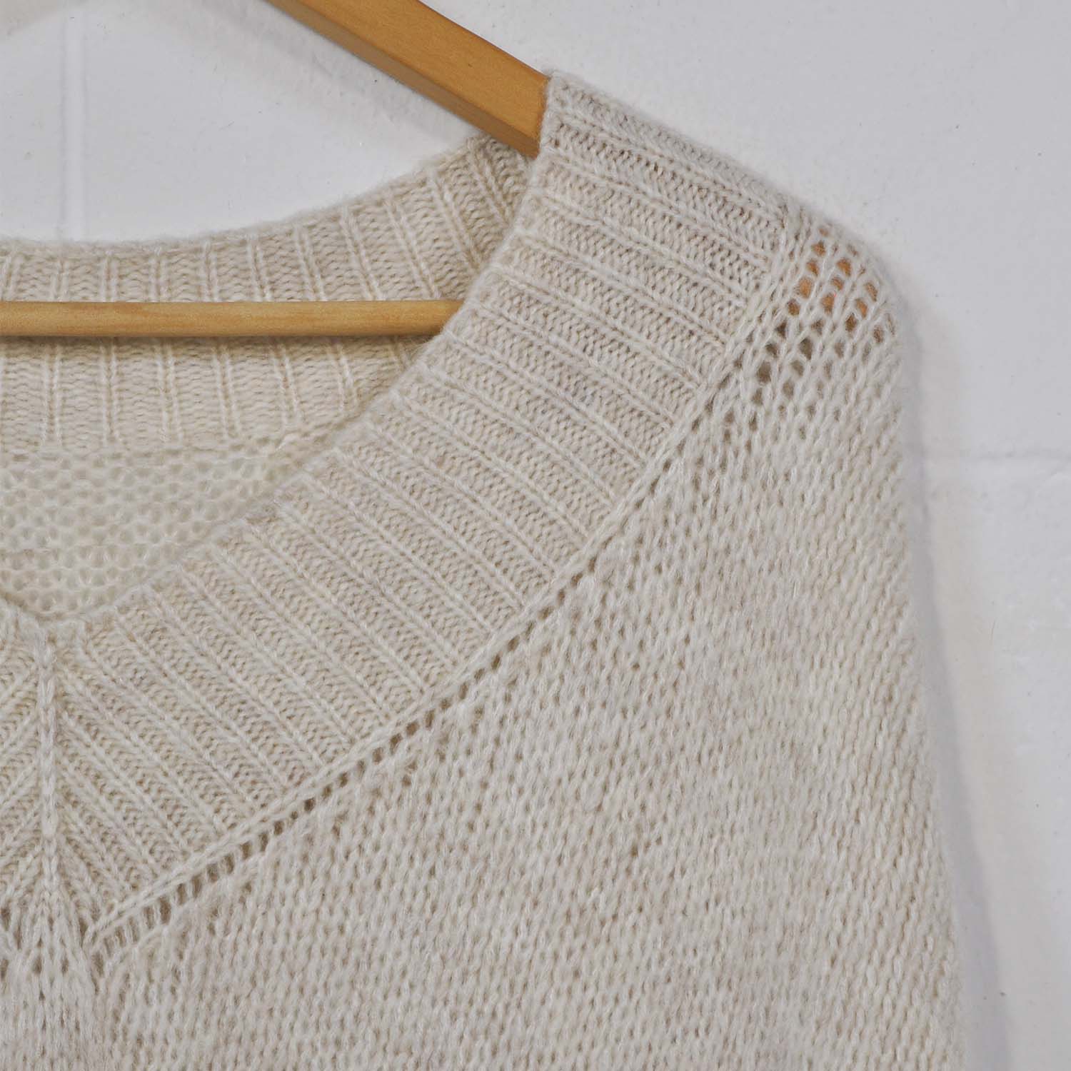 Pull beige oversize à col en V