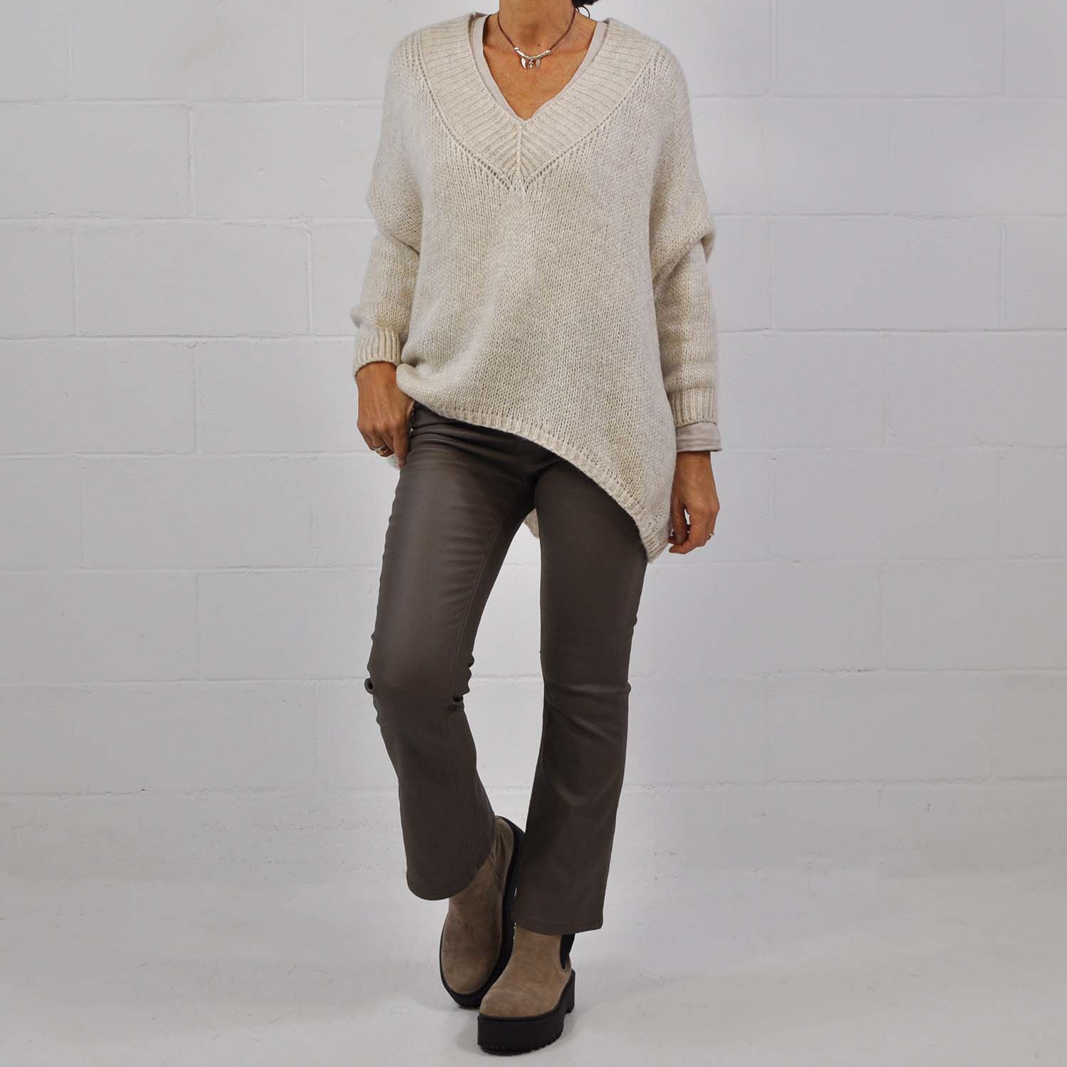 Pull beige oversize à col en V