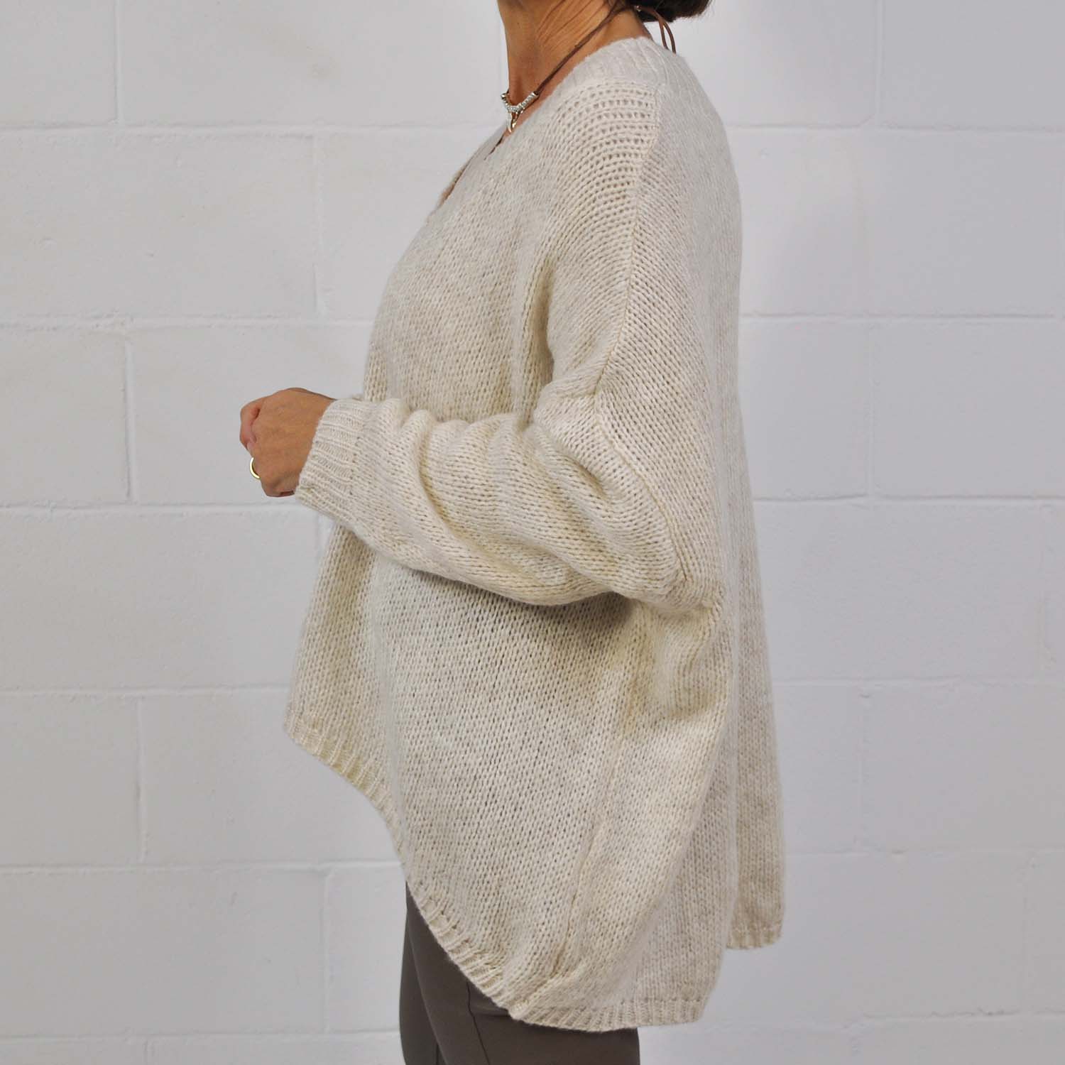 Pull beige oversize à col en V