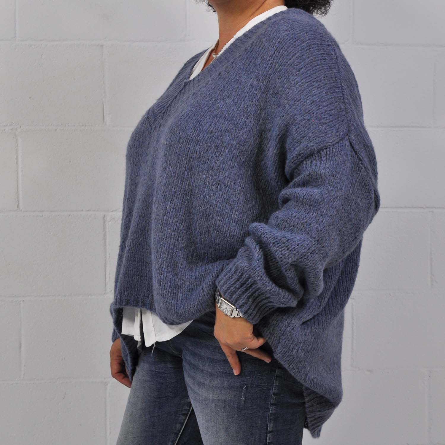 Pull bleu oversize à col en V