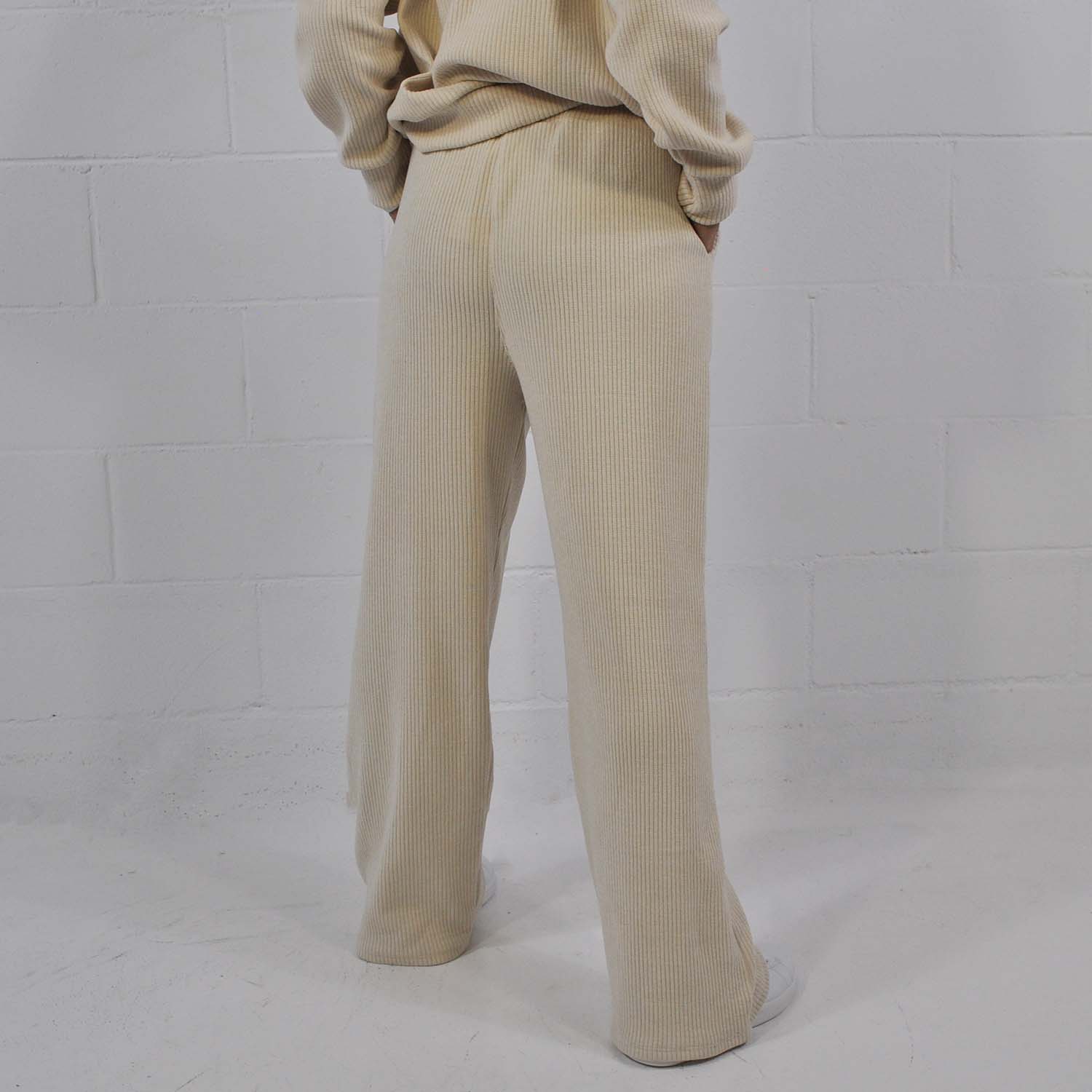 Pantalón suave beige