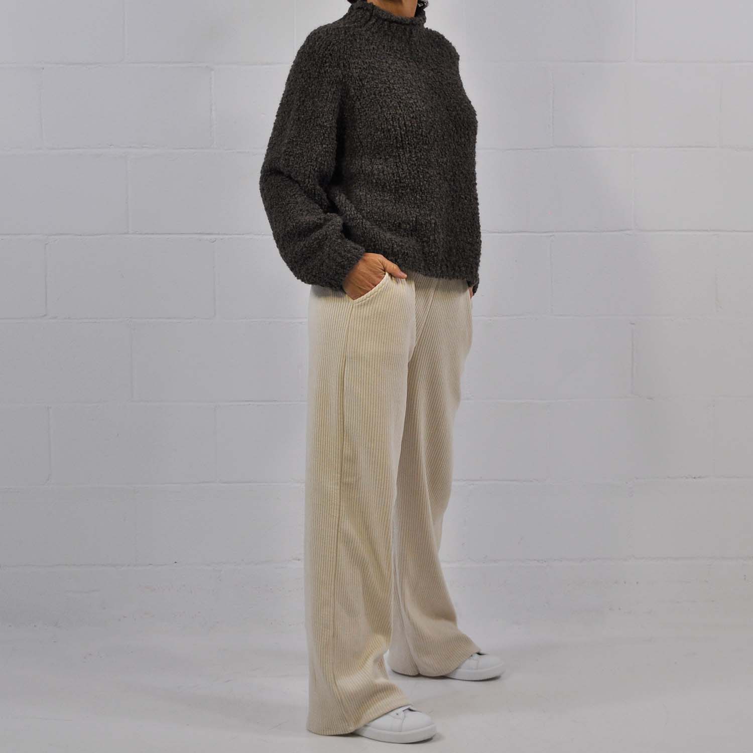 Pantalón suave beige