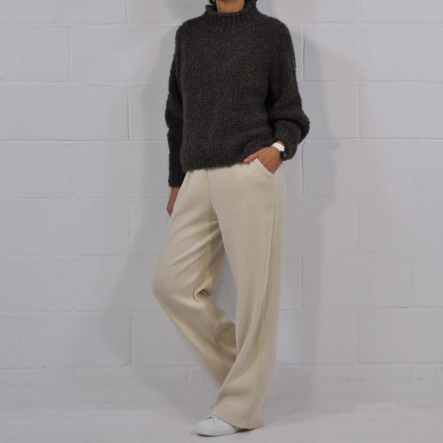 Pantalón suave beige