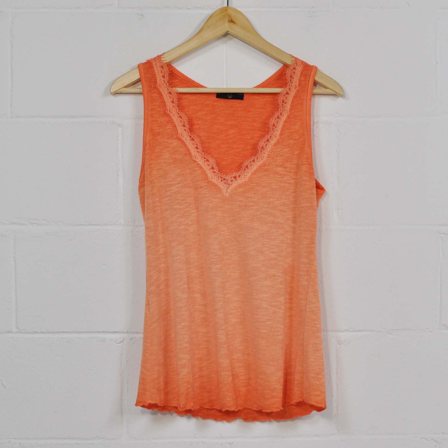 Camiseta tirantes lencera naranja