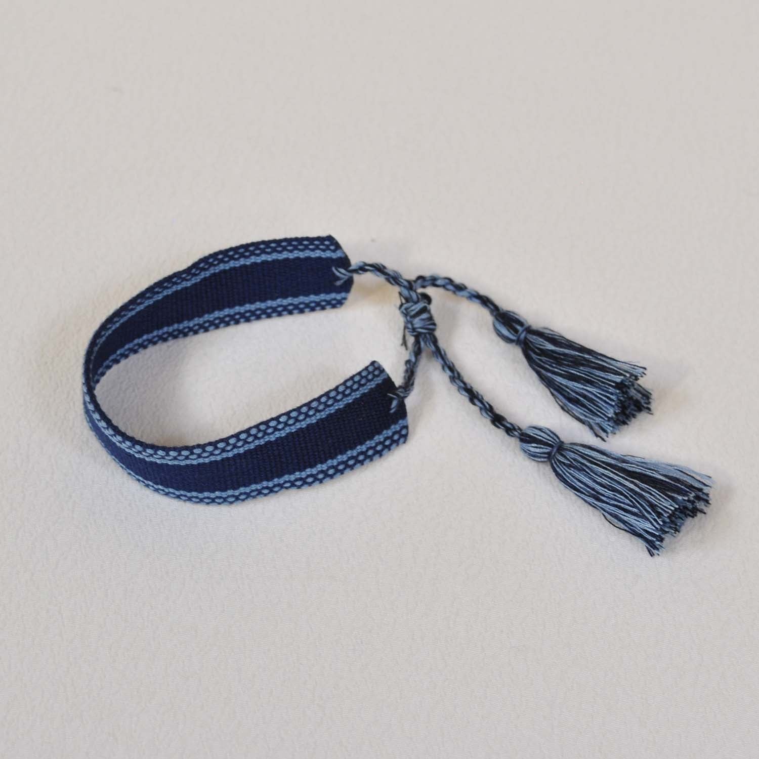 Bracelets à pompon bleu
