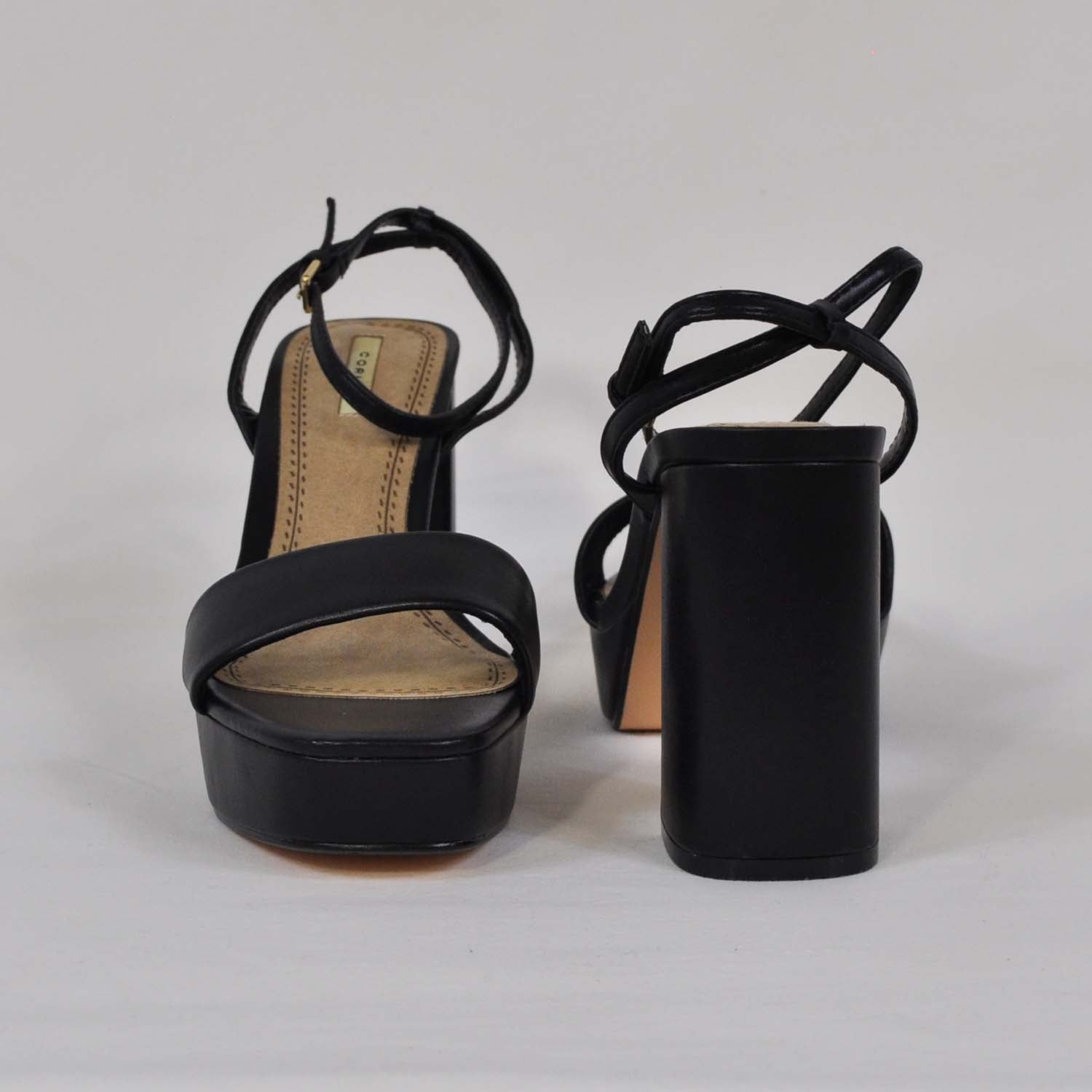 Sandale noire à talon carré