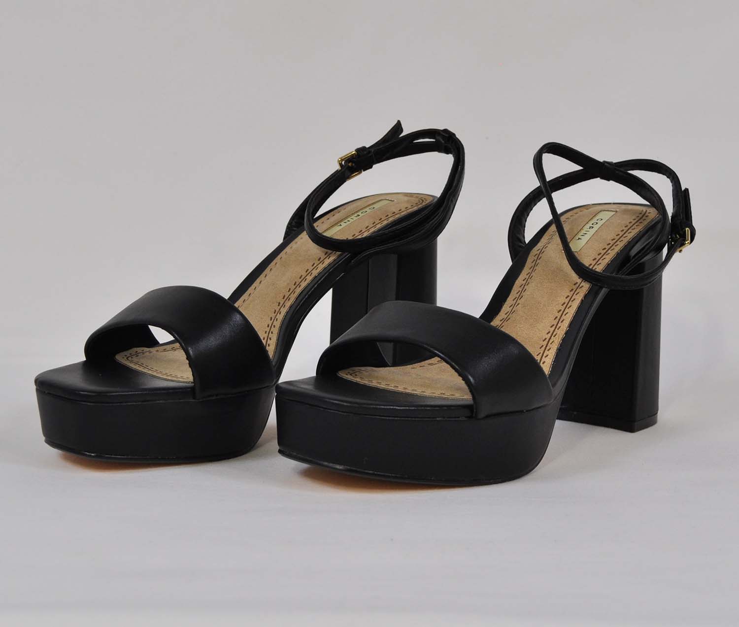 Sandale noire à talon carré