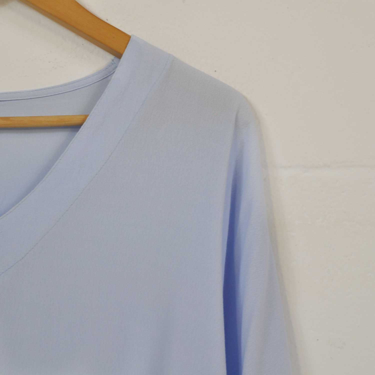 Blue V-neck sewing blouse