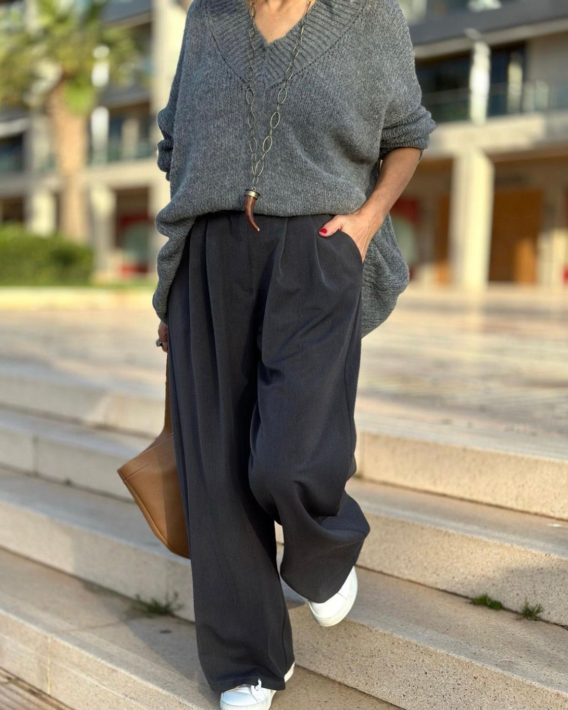 5 Looks para combinar Pantalones Grises Casual de Mujer - Blog
